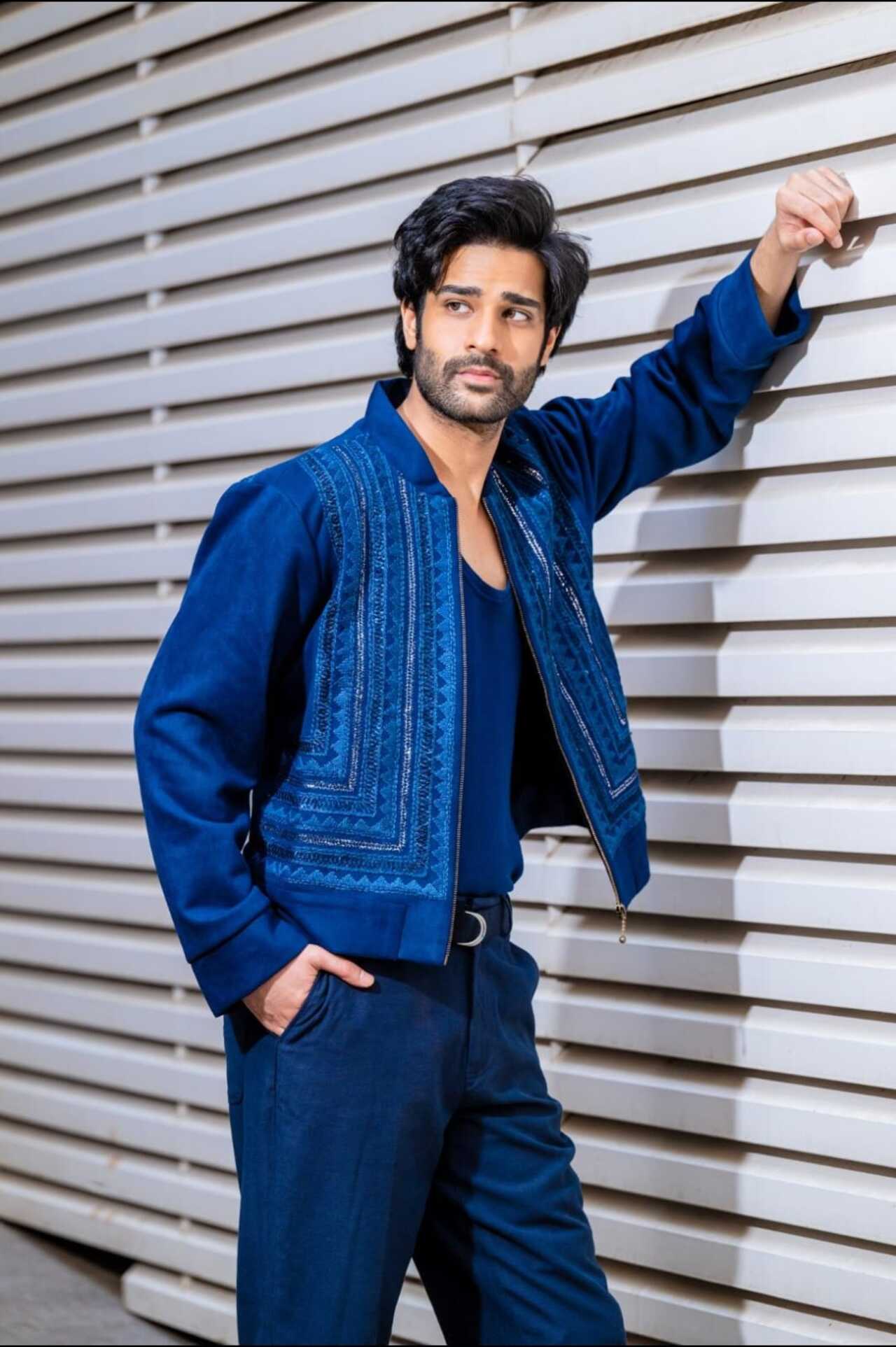 Keep it Desi with a twist! Aaman Devgan hits it out of the park with this Indo-Western look. The heavy embroidered jacket with plain pants and shirt is such a easy breezy look that stands out. 